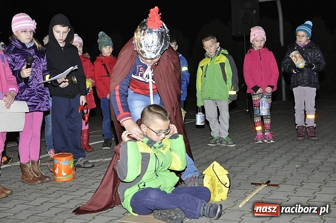Zdjęcie w galerii na portalu naszraciborz.pl: Katolicka podstawówka, legionista na koniu, gęsi na scenie, rogaliki na stole – św. Marcin w Sudole wiadomości z regionu