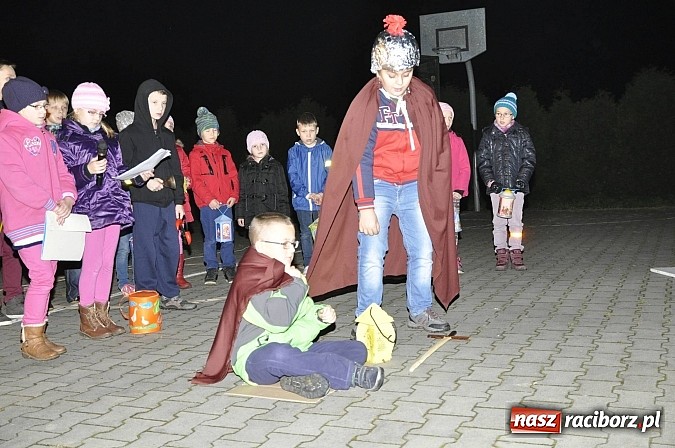 Zdjęcie w galerii na portalu naszraciborz.pl: Katolicka podstawówka, legionista na koniu, gęsi na scenie, rogaliki na stole – św. Marcin w Sudole wiadomości z regionu