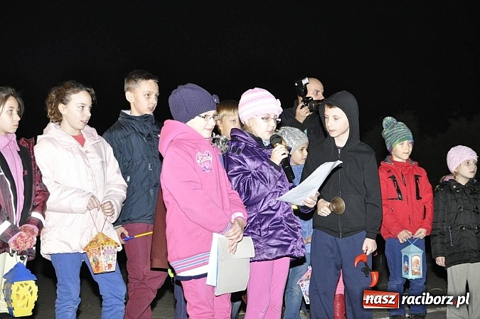 Zdjęcie w galerii na portalu naszraciborz.pl: Katolicka podstawówka, legionista na koniu, gęsi na scenie, rogaliki na stole – św. Marcin w Sudole wiadomości z regionu