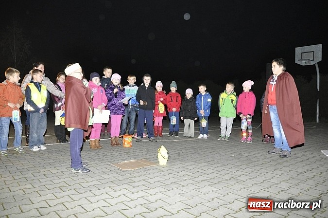 Zdjęcie w galerii na portalu naszraciborz.pl: Katolicka podstawówka, legionista na koniu, gęsi na scenie, rogaliki na stole – św. Marcin w Sudole wiadomości z regionu