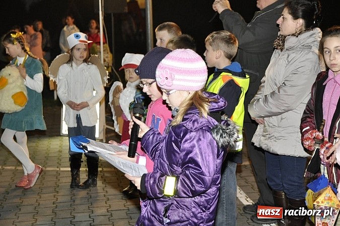 Zdjęcie w galerii na portalu naszraciborz.pl: Katolicka podstawówka, legionista na koniu, gęsi na scenie, rogaliki na stole – św. Marcin w Sudole wiadomości z regionu