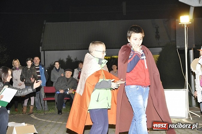 Zdjęcie w galerii na portalu naszraciborz.pl: Katolicka podstawówka, legionista na koniu, gęsi na scenie, rogaliki na stole – św. Marcin w Sudole wiadomości z regionu