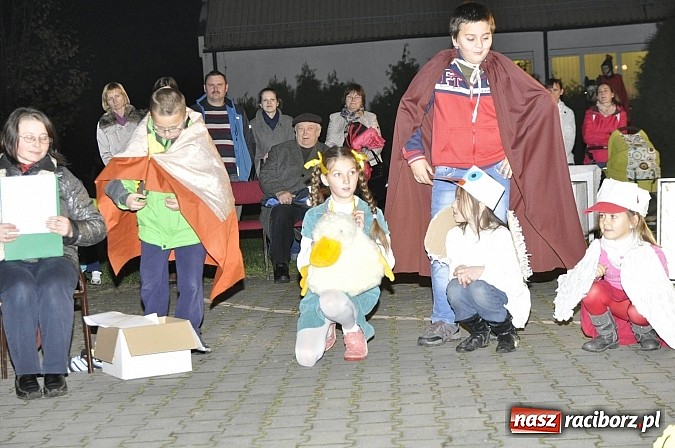 Zdjęcie w galerii na portalu naszraciborz.pl: Katolicka podstawówka, legionista na koniu, gęsi na scenie, rogaliki na stole – św. Marcin w Sudole wiadomości z regionu