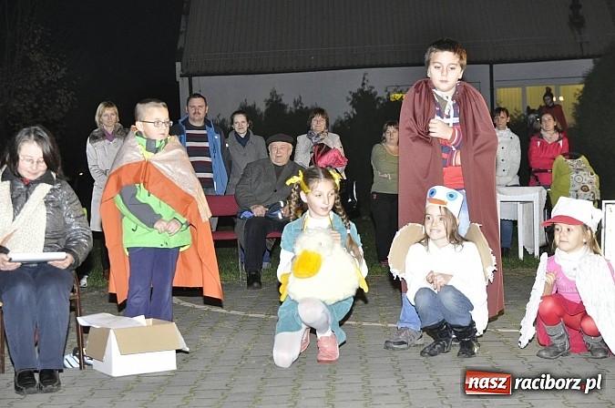 Zdjęcie w galerii na portalu naszraciborz.pl: Katolicka podstawówka, legionista na koniu, gęsi na scenie, rogaliki na stole – św. Marcin w Sudole wiadomości z regionu