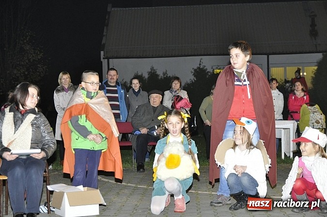 Zdjęcie w galerii na portalu naszraciborz.pl: Katolicka podstawówka, legionista na koniu, gęsi na scenie, rogaliki na stole – św. Marcin w Sudole wiadomości z regionu