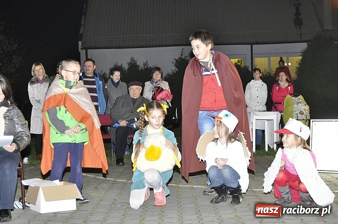 Zdjęcie w galerii na portalu naszraciborz.pl: Katolicka podstawówka, legionista na koniu, gęsi na scenie, rogaliki na stole – św. Marcin w Sudole wiadomości z regionu