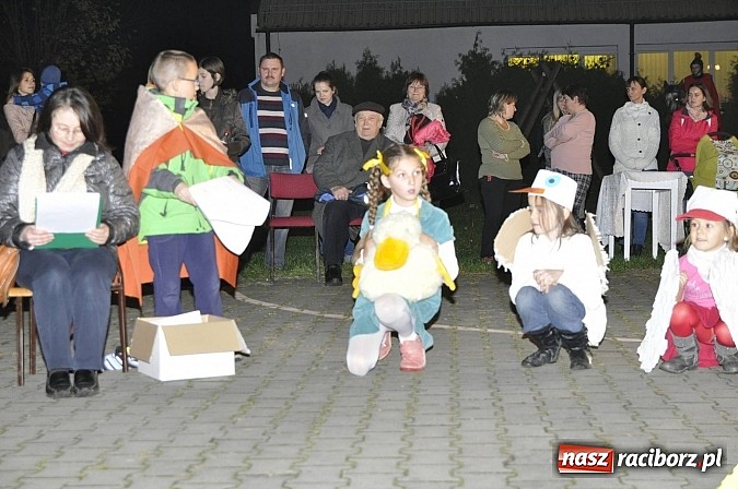 Zdjęcie w galerii na portalu naszraciborz.pl: Katolicka podstawówka, legionista na koniu, gęsi na scenie, rogaliki na stole – św. Marcin w Sudole wiadomości z regionu