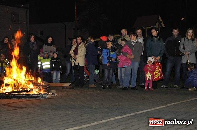 Zdjęcie w galerii na portalu naszraciborz.pl: Katolicka podstawówka, legionista na koniu, gęsi na scenie, rogaliki na stole – św. Marcin w Sudole wiadomości z regionu