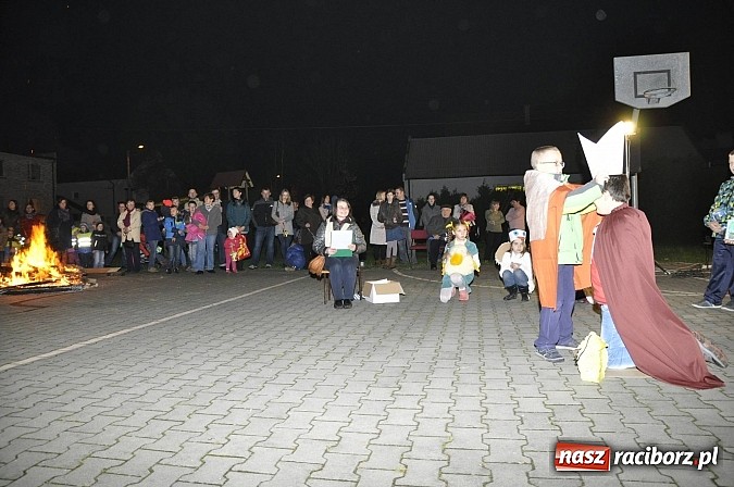 Zdjęcie w galerii na portalu naszraciborz.pl: Katolicka podstawówka, legionista na koniu, gęsi na scenie, rogaliki na stole – św. Marcin w Sudole wiadomości z regionu