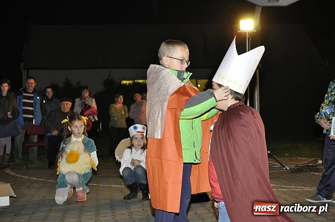 Zdjęcie w galerii na portalu naszraciborz.pl: Katolicka podstawówka, legionista na koniu, gęsi na scenie, rogaliki na stole – św. Marcin w Sudole wiadomości z regionu