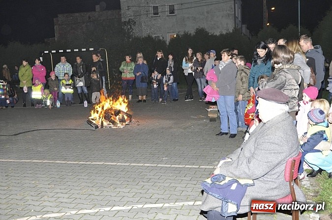 Zdjęcie w galerii na portalu naszraciborz.pl: Katolicka podstawówka, legionista na koniu, gęsi na scenie, rogaliki na stole – św. Marcin w Sudole wiadomości z regionu