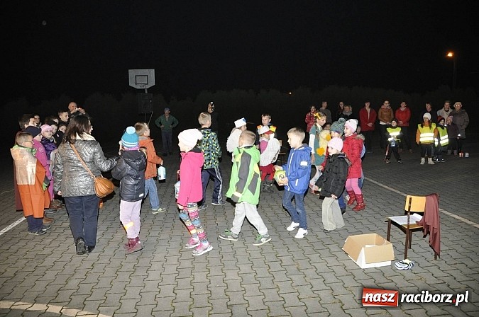 Zdjęcie w galerii na portalu naszraciborz.pl: Katolicka podstawówka, legionista na koniu, gęsi na scenie, rogaliki na stole – św. Marcin w Sudole wiadomości z regionu