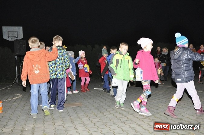 Zdjęcie w galerii na portalu naszraciborz.pl: Katolicka podstawówka, legionista na koniu, gęsi na scenie, rogaliki na stole – św. Marcin w Sudole wiadomości z regionu