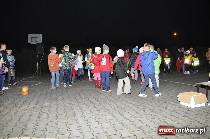 Zdjęcie w galerii na portalu naszraciborz.pl: Katolicka podstawówka, legionista na koniu, gęsi na scenie, rogaliki na stole – św. Marcin w Sudole wiadomości z regionu