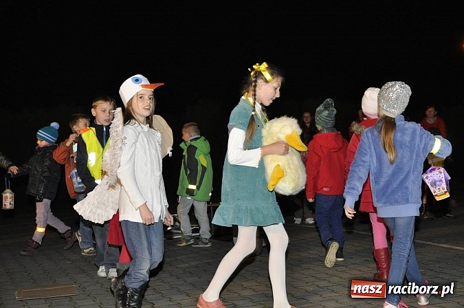 Zdjęcie w galerii na portalu naszraciborz.pl: Katolicka podstawówka, legionista na koniu, gęsi na scenie, rogaliki na stole – św. Marcin w Sudole wiadomości z regionu