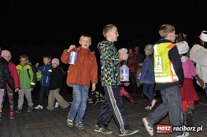 Zdjęcie w galerii na portalu naszraciborz.pl: Katolicka podstawówka, legionista na koniu, gęsi na scenie, rogaliki na stole – św. Marcin w Sudole wiadomości z regionu