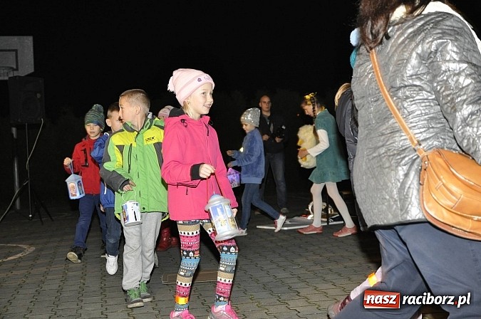 Zdjęcie w galerii na portalu naszraciborz.pl: Katolicka podstawówka, legionista na koniu, gęsi na scenie, rogaliki na stole – św. Marcin w Sudole wiadomości z regionu