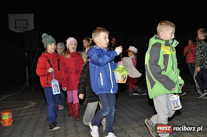 Zdjęcie w galerii na portalu naszraciborz.pl: Katolicka podstawówka, legionista na koniu, gęsi na scenie, rogaliki na stole – św. Marcin w Sudole wiadomości z regionu