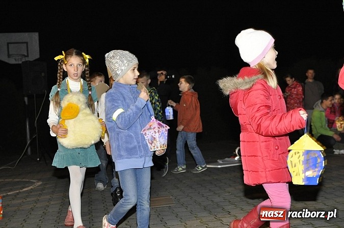 Zdjęcie w galerii na portalu naszraciborz.pl: Katolicka podstawówka, legionista na koniu, gęsi na scenie, rogaliki na stole – św. Marcin w Sudole wiadomości z regionu