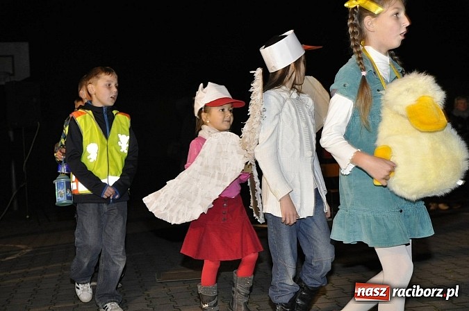 Zdjęcie w galerii na portalu naszraciborz.pl: Katolicka podstawówka, legionista na koniu, gęsi na scenie, rogaliki na stole – św. Marcin w Sudole wiadomości z regionu