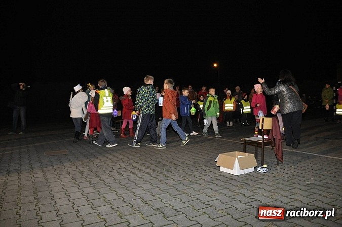 Zdjęcie w galerii na portalu naszraciborz.pl: Katolicka podstawówka, legionista na koniu, gęsi na scenie, rogaliki na stole – św. Marcin w Sudole wiadomości z regionu