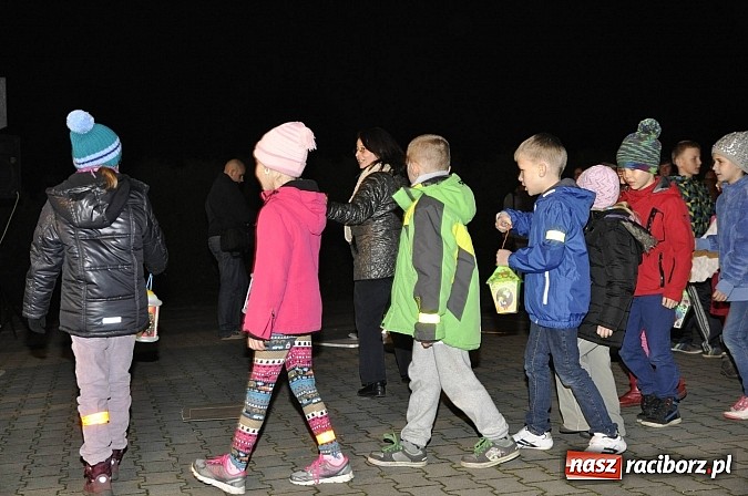 Zdjęcie w galerii na portalu naszraciborz.pl: Katolicka podstawówka, legionista na koniu, gęsi na scenie, rogaliki na stole – św. Marcin w Sudole wiadomości z regionu