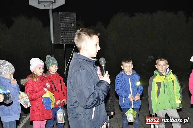 Zdjęcie w galerii na portalu naszraciborz.pl: Katolicka podstawówka, legionista na koniu, gęsi na scenie, rogaliki na stole – św. Marcin w Sudole wiadomości z regionu