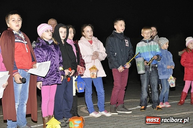 Zdjęcie w galerii na portalu naszraciborz.pl: Katolicka podstawówka, legionista na koniu, gęsi na scenie, rogaliki na stole – św. Marcin w Sudole wiadomości z regionu