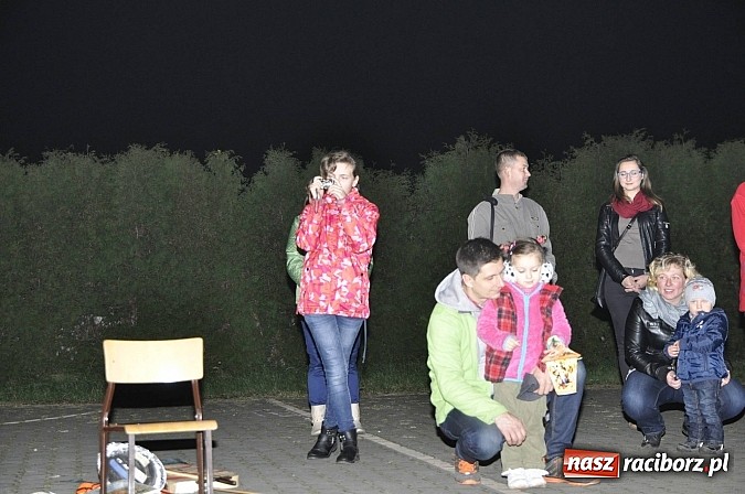 Zdjęcie w galerii na portalu naszraciborz.pl: Katolicka podstawówka, legionista na koniu, gęsi na scenie, rogaliki na stole – św. Marcin w Sudole wiadomości z regionu