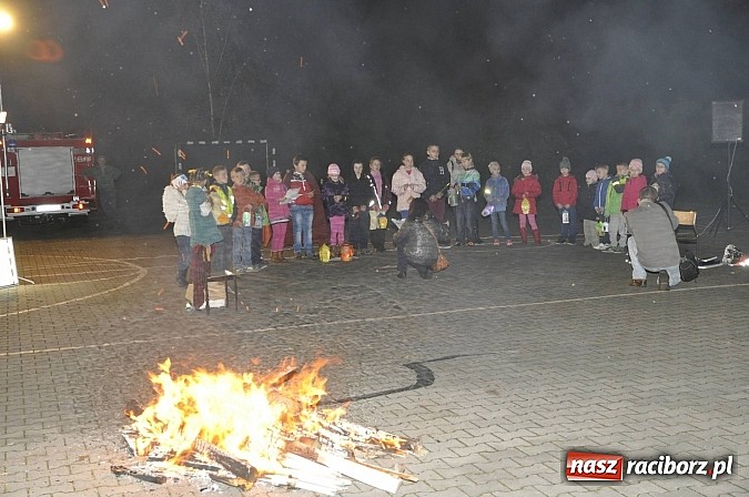 Zdjęcie w galerii na portalu naszraciborz.pl: Katolicka podstawówka, legionista na koniu, gęsi na scenie, rogaliki na stole – św. Marcin w Sudole wiadomości z regionu