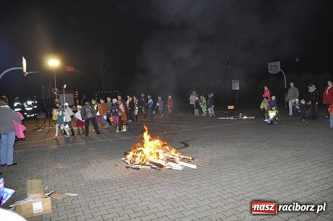 Zdjęcie w galerii na portalu naszraciborz.pl: Katolicka podstawówka, legionista na koniu, gęsi na scenie, rogaliki na stole – św. Marcin w Sudole wiadomości z regionu