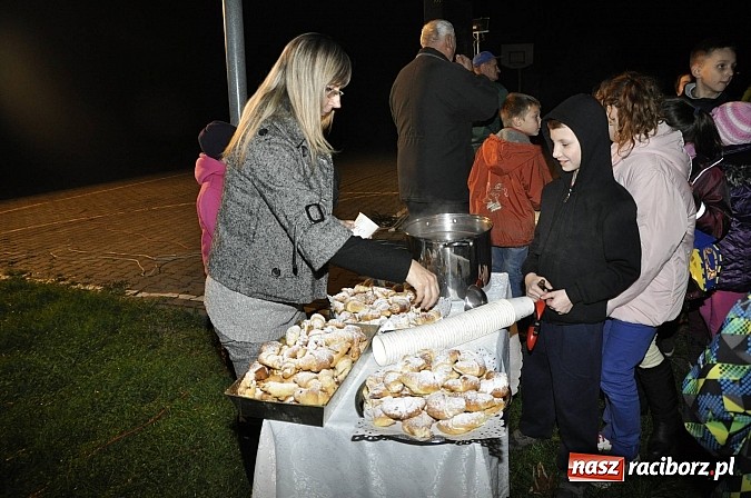 Zdjęcie w galerii na portalu naszraciborz.pl: Katolicka podstawówka, legionista na koniu, gęsi na scenie, rogaliki na stole – św. Marcin w Sudole wiadomości z regionu