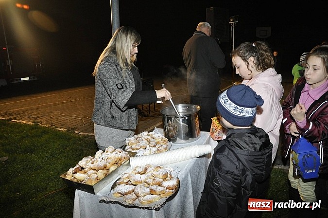Zdjęcie w galerii na portalu naszraciborz.pl: Katolicka podstawówka, legionista na koniu, gęsi na scenie, rogaliki na stole – św. Marcin w Sudole wiadomości z regionu