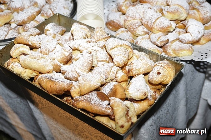 Zdjęcie w galerii na portalu naszraciborz.pl: Katolicka podstawówka, legionista na koniu, gęsi na scenie, rogaliki na stole – św. Marcin w Sudole wiadomości z regionu