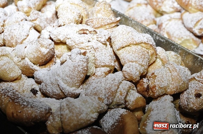 Zdjęcie w galerii na portalu naszraciborz.pl: Katolicka podstawówka, legionista na koniu, gęsi na scenie, rogaliki na stole – św. Marcin w Sudole wiadomości z regionu