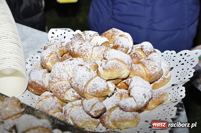 Zdjęcie w galerii na portalu naszraciborz.pl: Katolicka podstawówka, legionista na koniu, gęsi na scenie, rogaliki na stole – św. Marcin w Sudole wiadomości z regionu