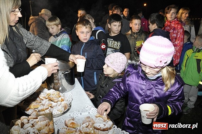 Zdjęcie w galerii na portalu naszraciborz.pl: Katolicka podstawówka, legionista na koniu, gęsi na scenie, rogaliki na stole – św. Marcin w Sudole wiadomości z regionu
