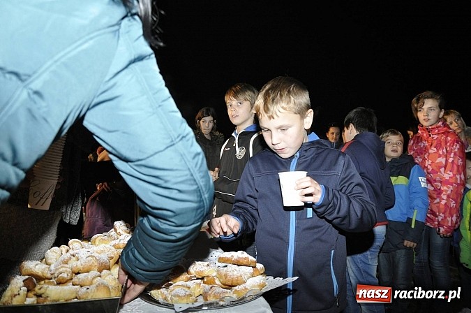 Zdjęcie w galerii na portalu naszraciborz.pl: Katolicka podstawówka, legionista na koniu, gęsi na scenie, rogaliki na stole – św. Marcin w Sudole wiadomości z regionu