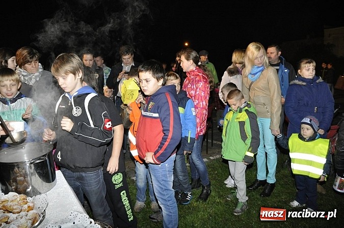 Zdjęcie w galerii na portalu naszraciborz.pl: Katolicka podstawówka, legionista na koniu, gęsi na scenie, rogaliki na stole – św. Marcin w Sudole wiadomości z regionu