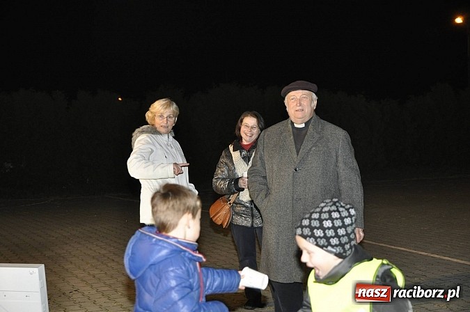 Zdjęcie w galerii na portalu naszraciborz.pl: Katolicka podstawówka, legionista na koniu, gęsi na scenie, rogaliki na stole – św. Marcin w Sudole wiadomości z regionu