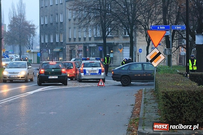 Zdjęcie w galerii na portalu naszraciborz.pl: Zderzenie opla i forda na skrzyżowaniu Opawskiej z Ocicką wiadomości z regionu