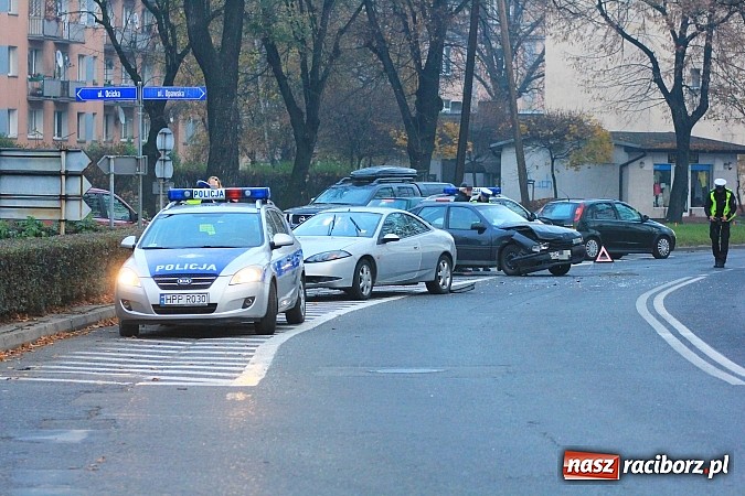Zdjęcie w galerii na portalu naszraciborz.pl: Zderzenie opla i forda na skrzyżowaniu Opawskiej z Ocicką wiadomości z regionu