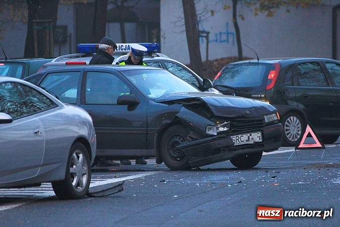 Zdjęcie w galerii na portalu naszraciborz.pl: Zderzenie opla i forda na skrzyżowaniu Opawskiej z Ocicką wiadomości z regionu