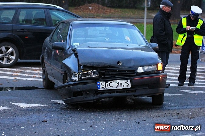 Zdjęcie w galerii na portalu naszraciborz.pl: Zderzenie opla i forda na skrzyżowaniu Opawskiej z Ocicką wiadomości z regionu