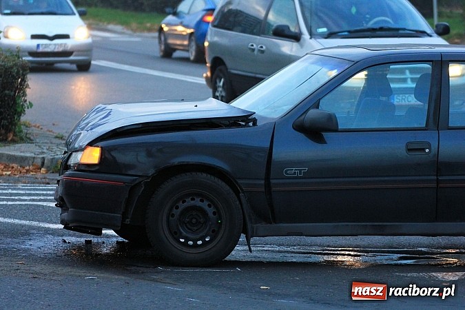 Zdjęcie w galerii na portalu naszraciborz.pl: Zderzenie opla i forda na skrzyżowaniu Opawskiej z Ocicką wiadomości z regionu