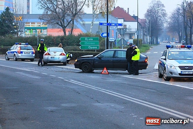Zdjęcie w galerii na portalu naszraciborz.pl: Zderzenie opla i forda na skrzyżowaniu Opawskiej z Ocicką wiadomości z regionu