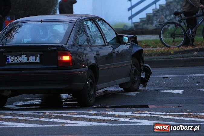 Zdjęcie w galerii na portalu naszraciborz.pl: Zderzenie opla i forda na skrzyżowaniu Opawskiej z Ocicką wiadomości z regionu