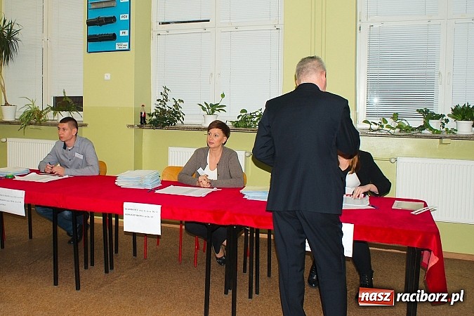 Zdjęcie w galerii na portalu naszraciborz.pl: W komisjach w Budowlance i SMS-ie wyborcom wydano złe karty do głosowania! Zagłosowało na nich około 400 osób! wiadomości z regionu