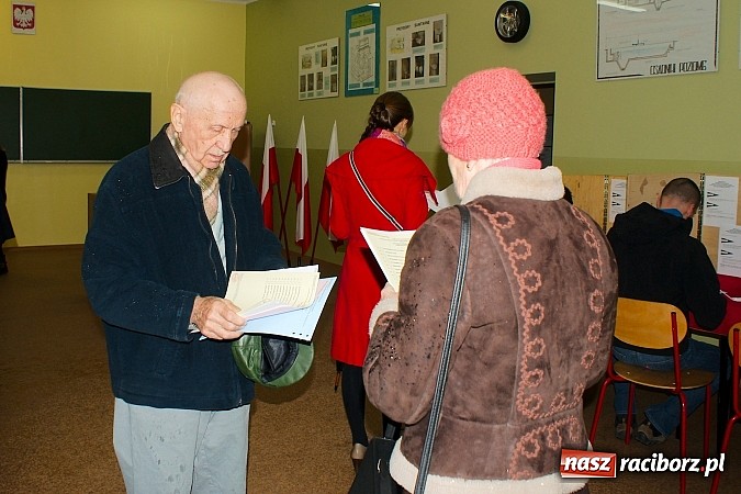 Zdjęcie w galerii na portalu naszraciborz.pl: W komisjach w Budowlance i SMS-ie wyborcom wydano złe karty do głosowania! Zagłosowało na nich około 400 osób! wiadomości z regionu