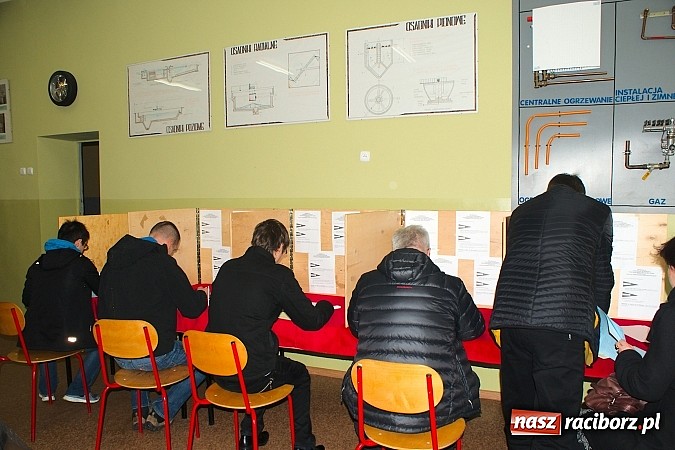 Zdjęcie w galerii na portalu naszraciborz.pl: W komisjach w Budowlance i SMS-ie wyborcom wydano złe karty do głosowania! Zagłosowało na nich około 400 osób! wiadomości z regionu